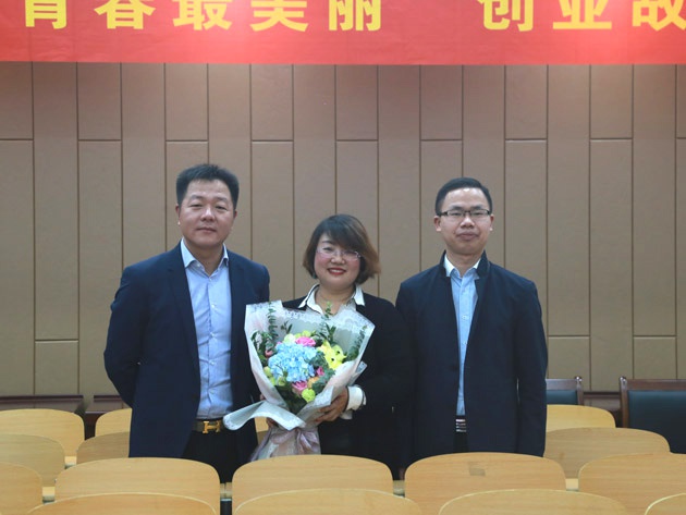 “不忘初心，载梦前行”IM在线(中国)集团董事长及总裁受邀赣南师范大学做创业讲座 
